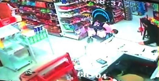 Pusetten düşen bebeğini havada yakalama anı kamerada